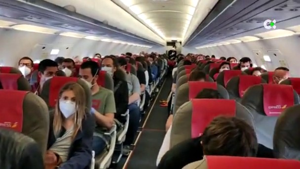 La Comisión Europea exime a las aerolíneas de dejar asientos libres en los aviones