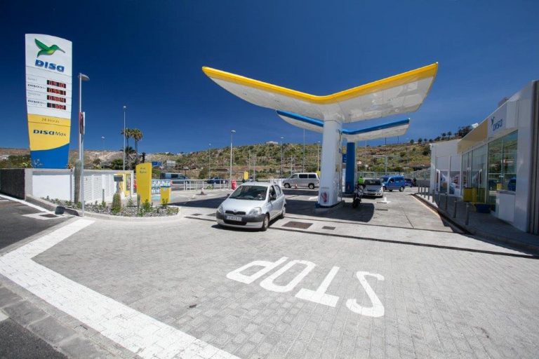 La venta de combustibles cae en Canarias en un 75%