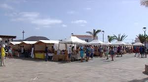 Al menos 50 artesanos venden sus productos en el Mercadillo de Lajares