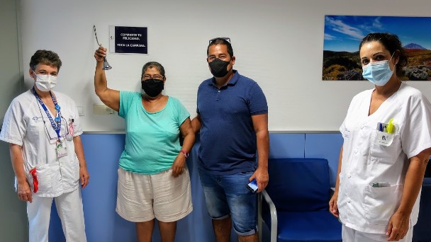 Pacientes oncológicos del HUC celebran el final del tratamiento haciendo sonar una campana