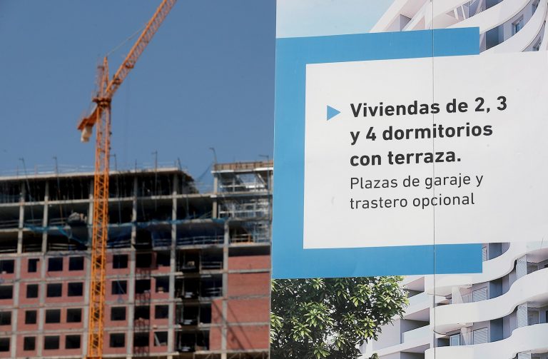 La compra de vivienda registra en enero una caída interanual del 52,2%