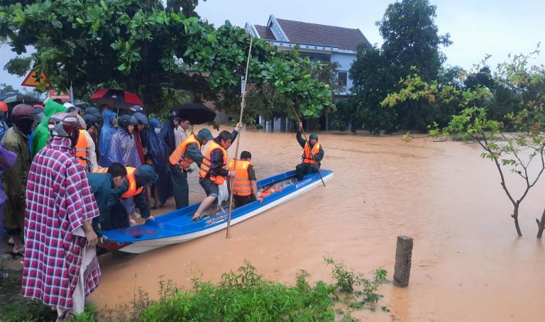 Al menos 105 muertos por las últimas inundaciones y deslizamientos de tierras en Vietnam