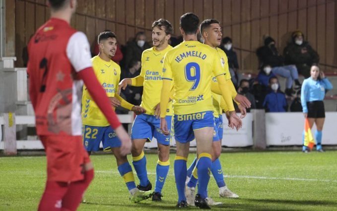 Las Palmas sigue en la Copa tras eliminar al Varea