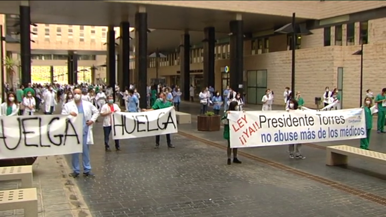 Los médicos abandonan la huelga indefinida y pararán una vez al mes