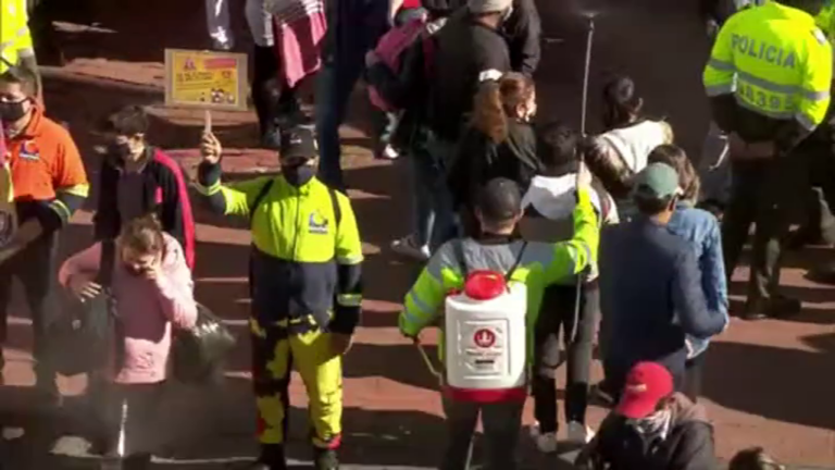 Desinfectante sobre las personas para evitar los contagios en Bogotá