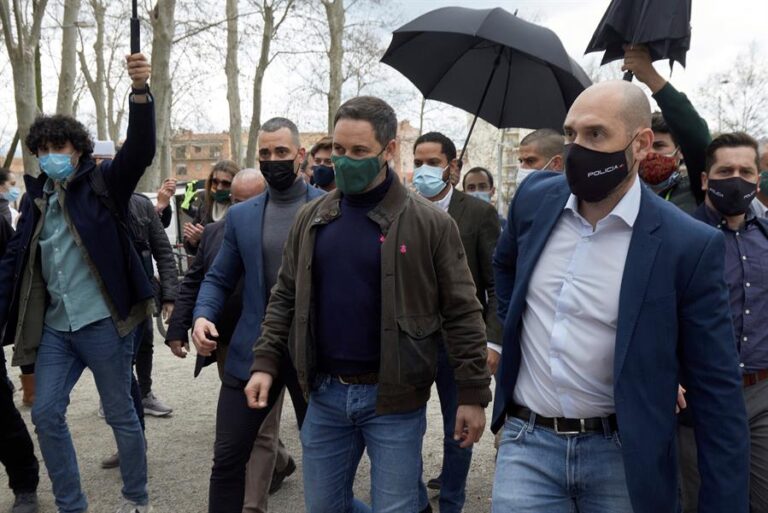 Insultos y lanzamiento de grava a Abascal en un acto electoral en Girona