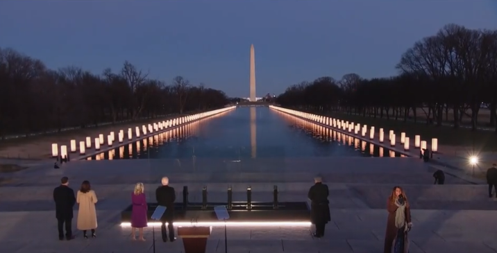 Joe Biden y Kamala Harris rinden homenaje a las víctimas del covid