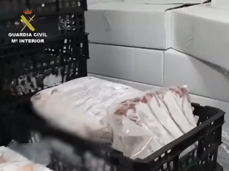 La Guardia Civil detiene a 14 personas e incauta 122.000 kilos de carne caducada