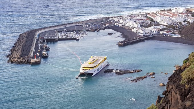 Activan un comité técnico de emergencia para rescatar el barco atrapado en Agaete