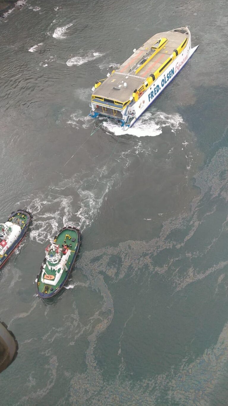 Tres remolcadores tratan de rescatar el barco atrapado en el puerto de Agaete