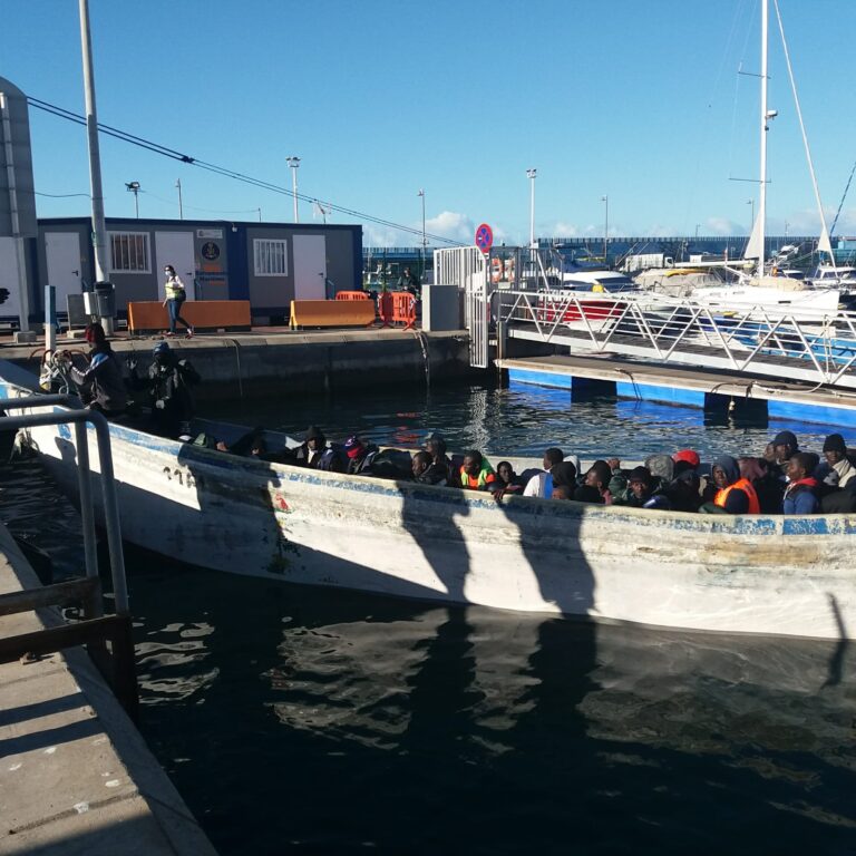 Un migrante fallecido entre los 89 subsaharianos del cayuco localizado al sur de Tenerife