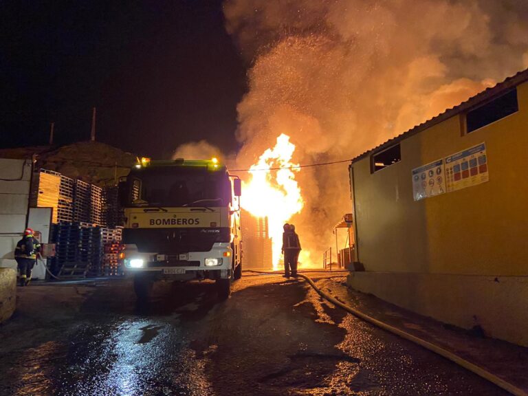 Aparatoso incendio en una nave industrial en Telde