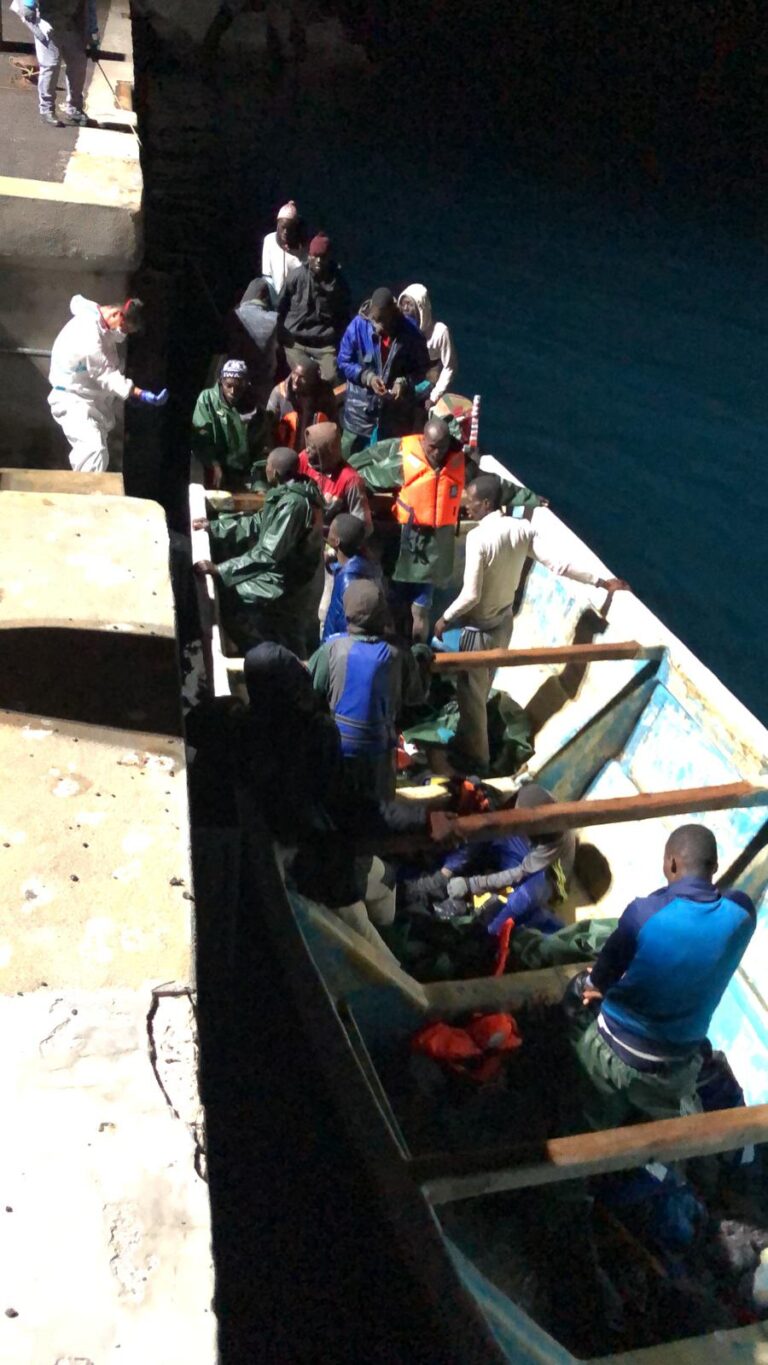 Fallece otro de los ocupantes del cayuco que llegó a El Hierro