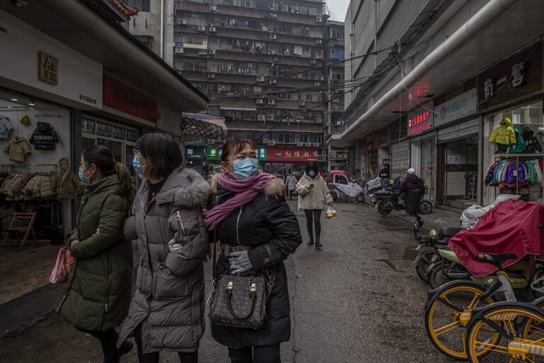 China lucha por frenar al virus un año después del cierre de Wuhan