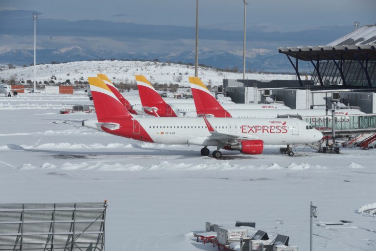 Trenes y aviones comienzan a operar gradualmente en Madrid