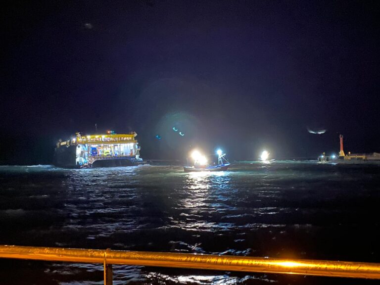 Esperan a la pleamar para desembarcar al pasaje del ferry encallado en Agaete