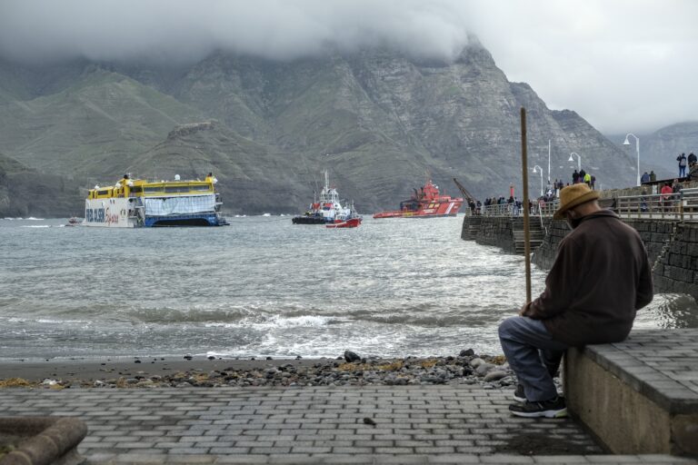 Este lunes retoman las tareas para movilizar el barco atrapado en el puerto de Agaete