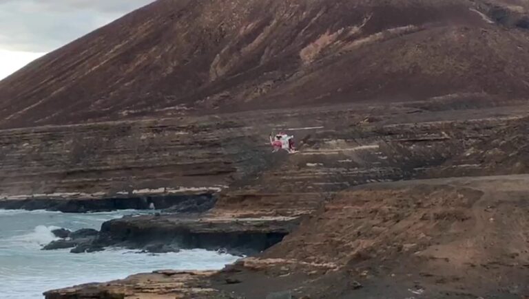 Encuentran el cadáver de un segundo joven junto al vehículo que cayó por un acantilado en Fuerteventura