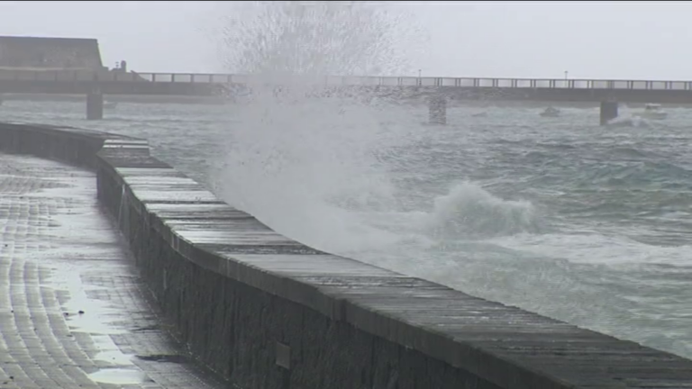 Declaran la alerta en Canarias por viento fuerte y olas de hasta 5 metros