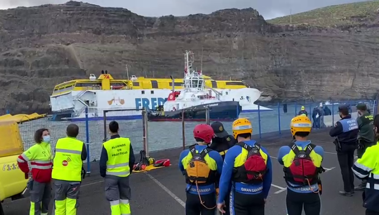 Comienzan los trabajos en el barco atrapado en el puerto de Agaete