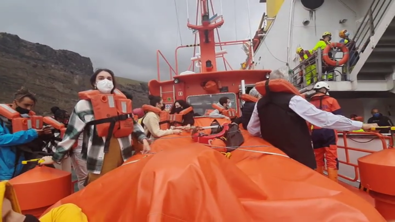 Evacúan a los pasajeros del ferry atrapado en Agaete