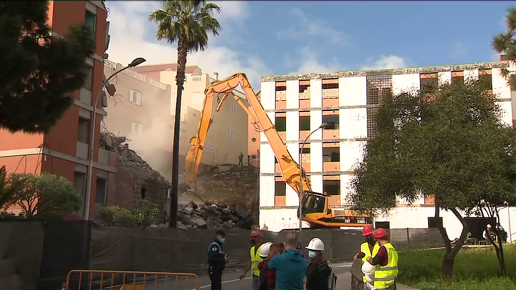 Excavadora derivando edificios antiguos en el barrio de Las Chumberas