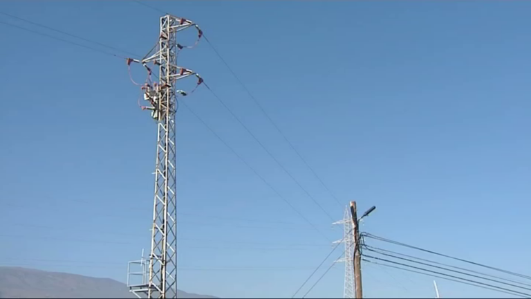 Una avioneta choca contra unos cables de alta tensión y deja sin luz a vecinos de la costa de Arico