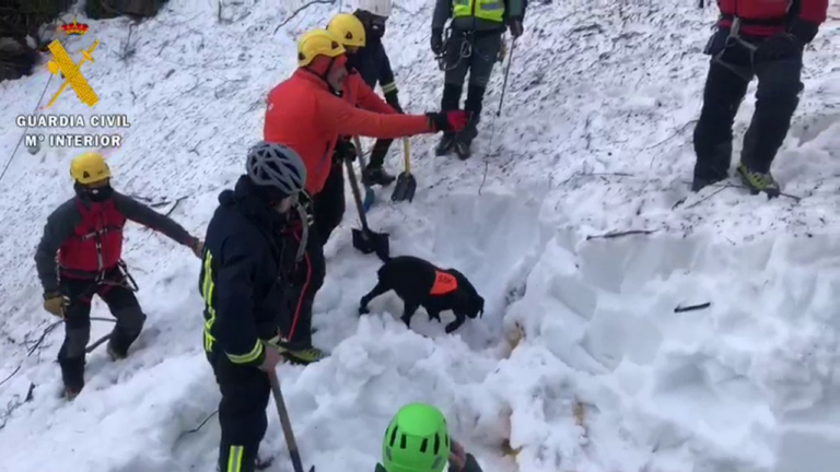 Rescatan el cadáver del operario sepultado por un alud de nieve en Asturias