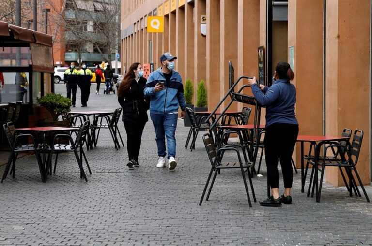 Sanidad notifica 10.057 nuevos positivos y 530 muertes por covid este martes