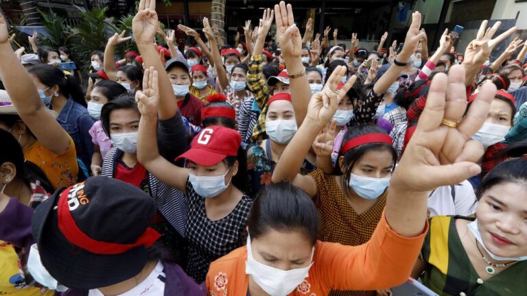 En plena ola de protestas en Birmania un miembro del Ejecutivo viaja a Bangkok