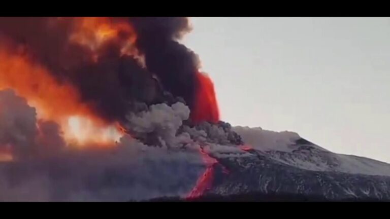 El Etna mantiene en vilo a Sicilia