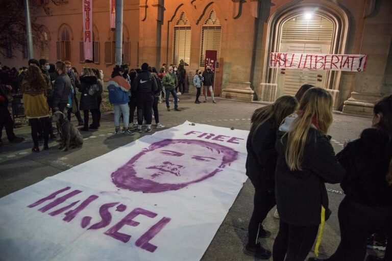 Los Mossos detienen a Hasel y se lo llevan de la Universitat de Lleida