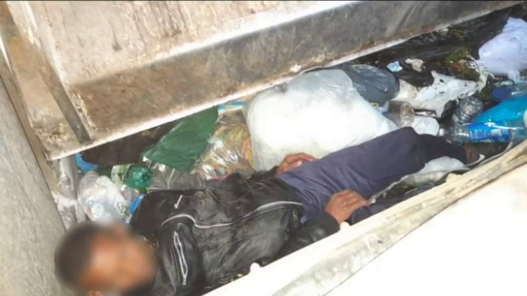 Salvan a un hombre de ser triturado por la maquinaria de un camión de basura