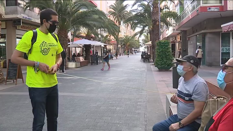 Voluntarios recorren las calles informando sobre las medidas frente a la covid