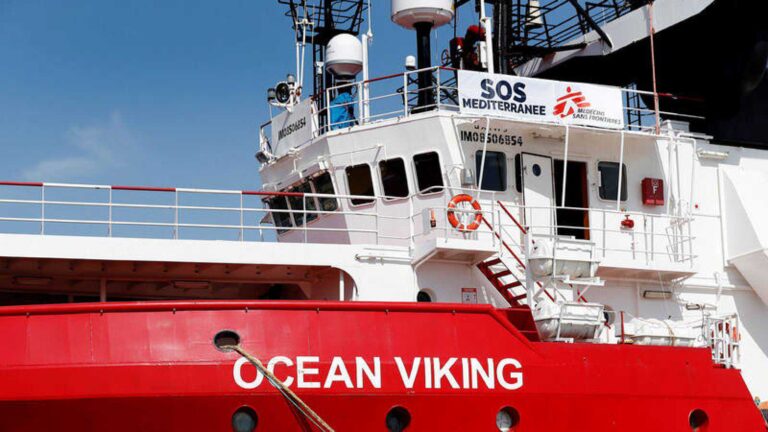 Llegan 300 migrantes a Lampedusa y otros 237 se encuentran en el Ocean Viking