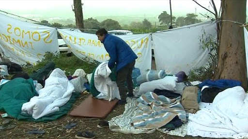Migrantes y plataforma de apoyo protestan frente al campamento de Las Raíces