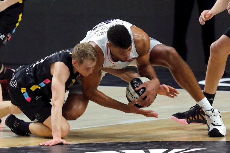 El Real Madrid, primer finalista tras un trabajado triunfo (85-79)