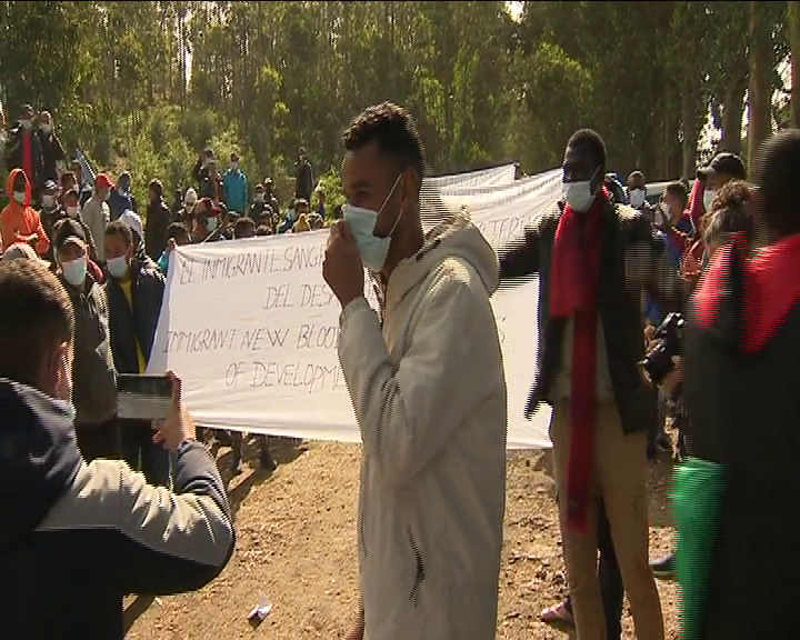 Migrantes y plataforma de apoyo protestan frente al campamento de Las Raíces