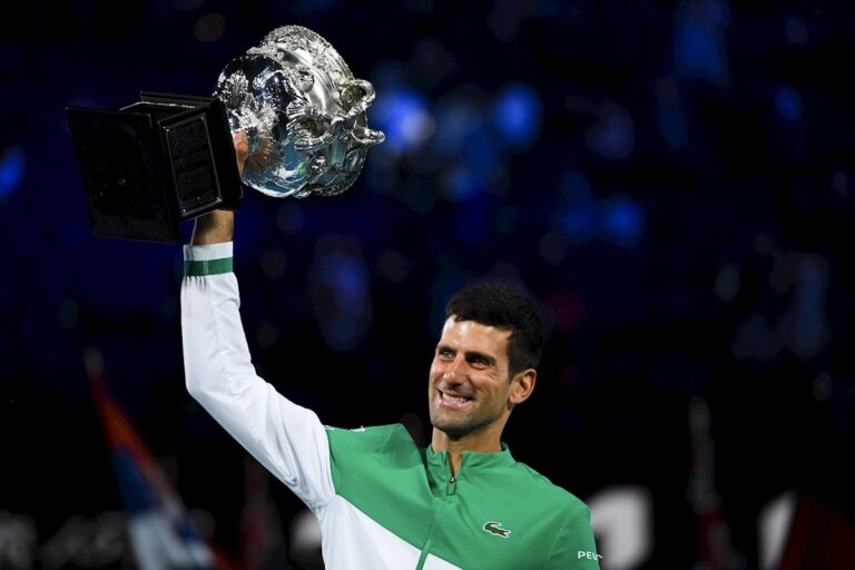 Djokovic fulmina a Medvedev y levanta su noveno Abierto de Australia