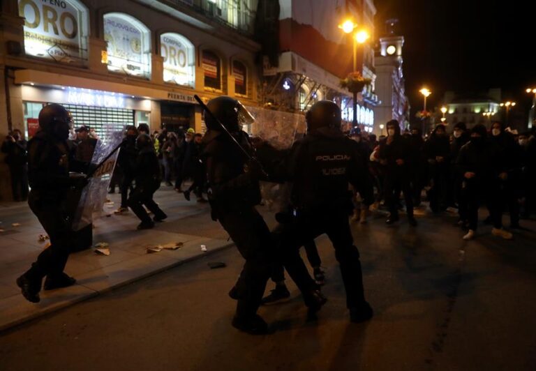 Cargas en Madrid y Barcelona contra manifestantes en apoyo a Hasél