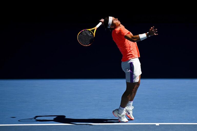 Nadal vence a Djere en su debut en Australia a pesar de sus molestias en la espalda