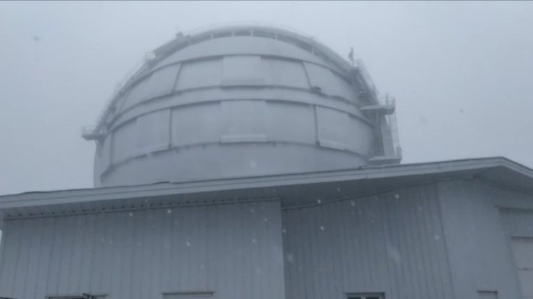 Comienzan a caer los primeros copos de nieve en el Roque de Los Muchachos