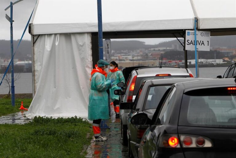 Sanidad notifica 47.095 casos de covid y 909 fallecidos, la cifra más alta en un fin de semana desde abril