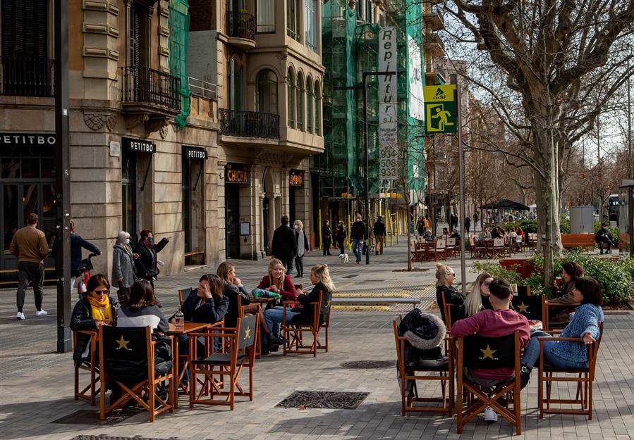 Gente sentada en terrazas en el centro de Barcelona