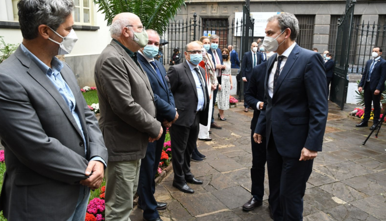 Rodríguez Zapatero visita por primera vez el Parlamento de Canarias