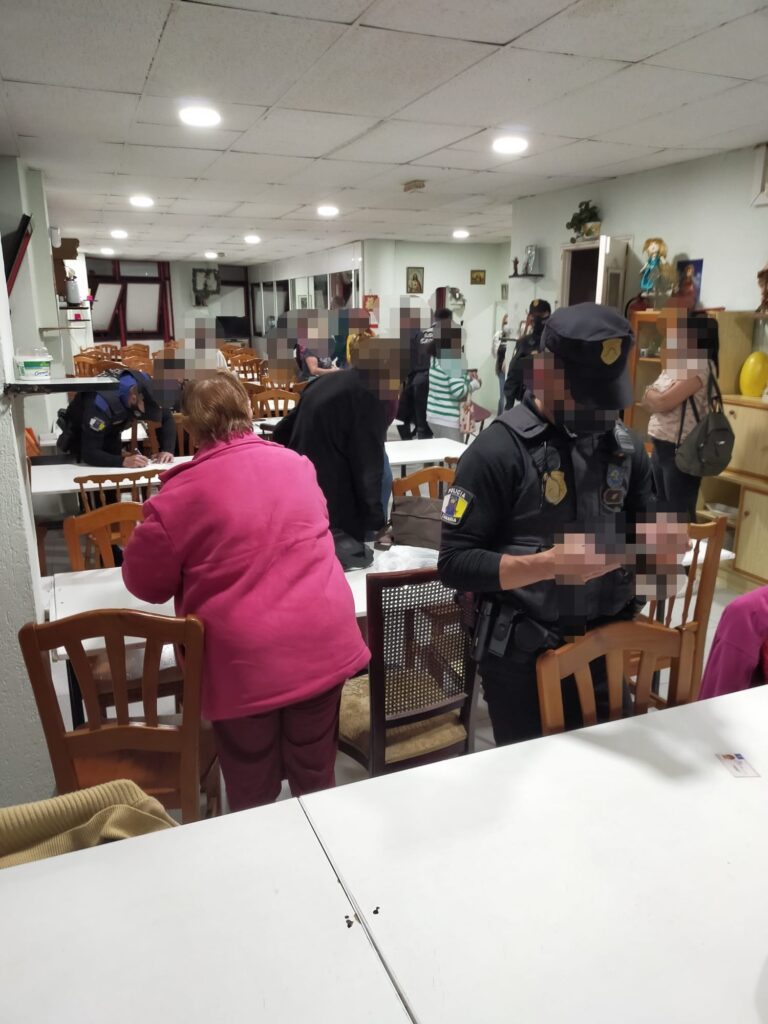 Desalojan a 32 personas por reunirse para jugar al bingo en una asociación de vecinos de Schamman