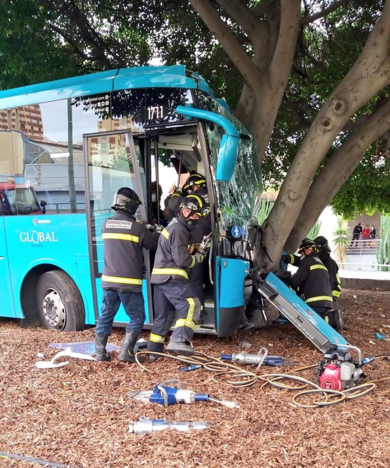 Herido grave el conductor de una guagua tras salirse de la vía