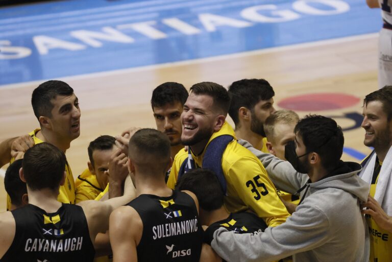 El Lenovo Tenerife derrota con comodidad al Monbus Obradoiro (71-97)