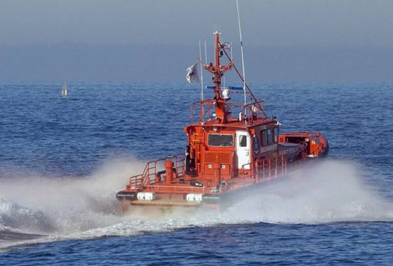 Salvamento busca una patera con 35 mujeres y 15 menores al Sur de Canarias