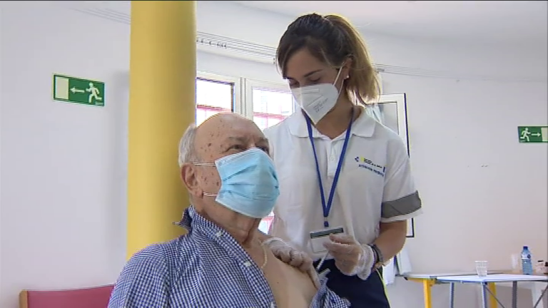 Un día en la lucha contra la covid: así administra las vacunas el personal sanitario